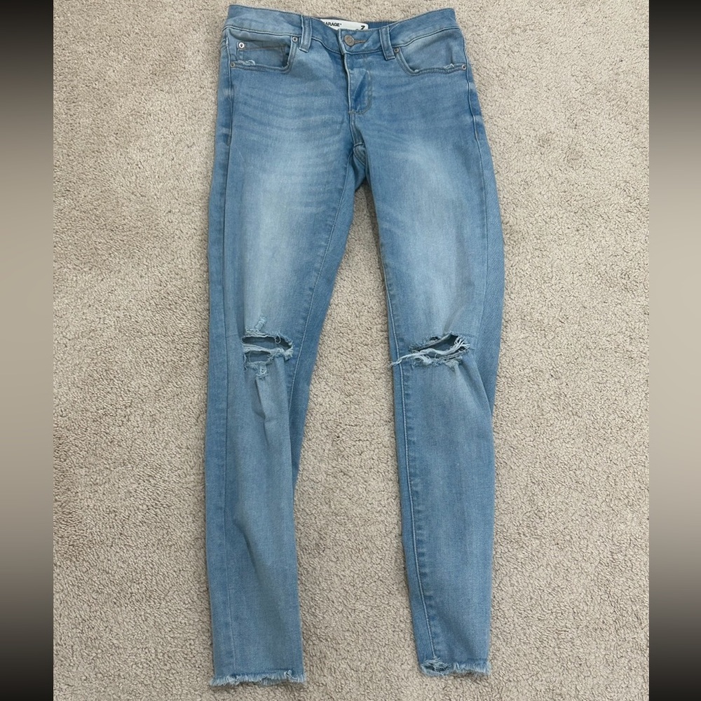 Mid-Rise garage blue ripped jeans!